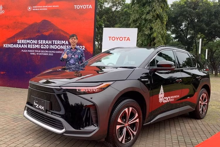 Toyota bZ4X Tương tự đối thủ Hyundai Ioniq 5, Toyota bZ4X chạy điện cũng đã chính thức được phân phối tại thị trường Indonesia. Ra mắt thị trường này vào hôm 10/11/2022 vừa qua dưới dạng xe nhập khẩu nguyên chiếc từ Nhật Bản, Toyota bZ4X có giá khởi điểm từ 1,19 tỷ Rupiah (khoảng 1,9 tỷ đồng).