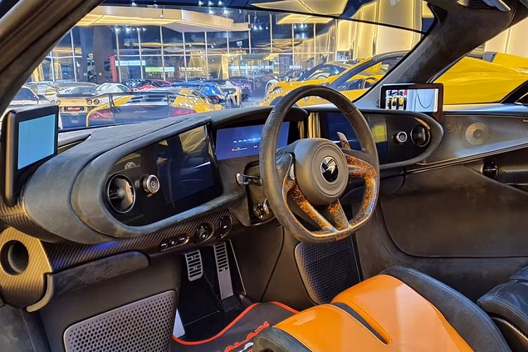 Về cấu tạo, mẫu xe này có thiết kế chỉ 3 chỗ ngồi theo cấu hình 1-1-1. Trong đó, người lái sẽ ngồi ở vị trí trung tâm chiếc xe và hai ghế phụ bên cạnh được đặt lệch xuống phía dưới.