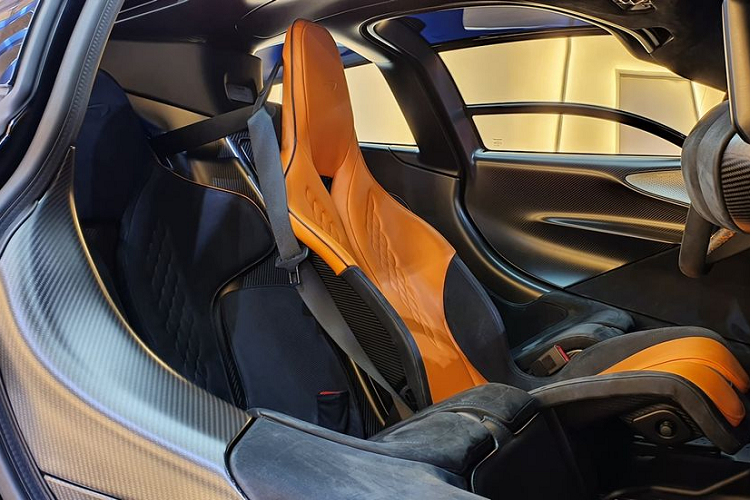 Toàn bộ phần gương chiếu hậu hai bên xe được thay thế bằng camera và hiển thị tới người lái thông qua bộ đôi màn hình trong khoang cabin. Đây cũng chính là điểm tạo nên sự độc đáo về cấu tạo cho McLaren Speedtail.