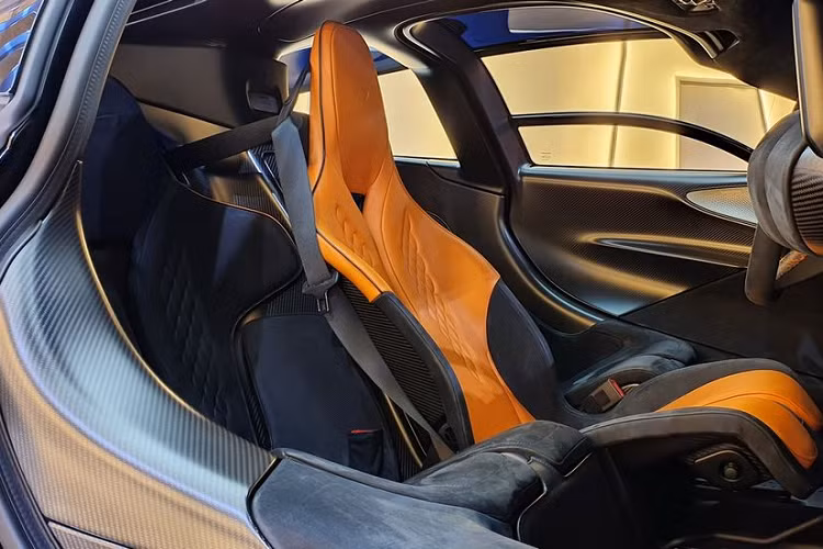 Toàn bộ phần gương chiếu hậu hai bên xe được thay thế bằng camera và hiển thị tới người lái thông qua bộ đôi màn hình trong khoang cabin. Đây cũng chính là điểm tạo nên sự độc đáo về cấu tạo cho McLaren Speedtail.