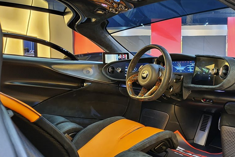 Bên cạnh cấu tạo ấn tượng, McLaren Speedtail đặc biệt còn là siêu xe nhanh nhất của thương hiệu nước Anh với trang bị hệ truyền động hybrid. Với động cơ đốt trong, xe được trang bị động cơ xăng V8 tăng áp kép 4.0L, sản sinh công suất 746 mã lực và 799 Nm mô-men xoắn.