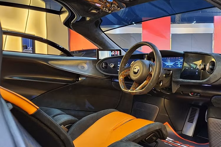 Bên cạnh cấu tạo ấn tượng, McLaren Speedtail đặc biệt còn là siêu xe nhanh nhất của thương hiệu nước Anh với trang bị hệ truyền động hybrid. Với động cơ đốt trong, xe được trang bị động cơ xăng V8 tăng áp kép 4.0L, sản sinh công suất 746 mã lực và 799 Nm mô-men xoắn.