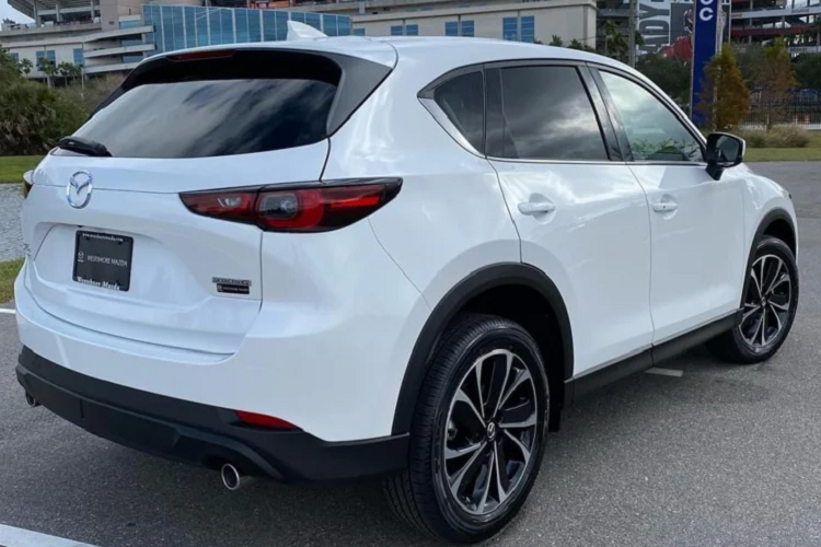 Trong khi bản 2.5 hút khí tự nhiên cho công suất 187 mã lực và 252Nm. Tại thị trường Mỹ, CX-5 2022 sử dụng hệ thống dẫn động 4 bánh toàn thời gian i-Activ AWD Tiêu chuẩn và hộp số tự động 6 cấp (đã được tinh chỉnh lại thuật toán).