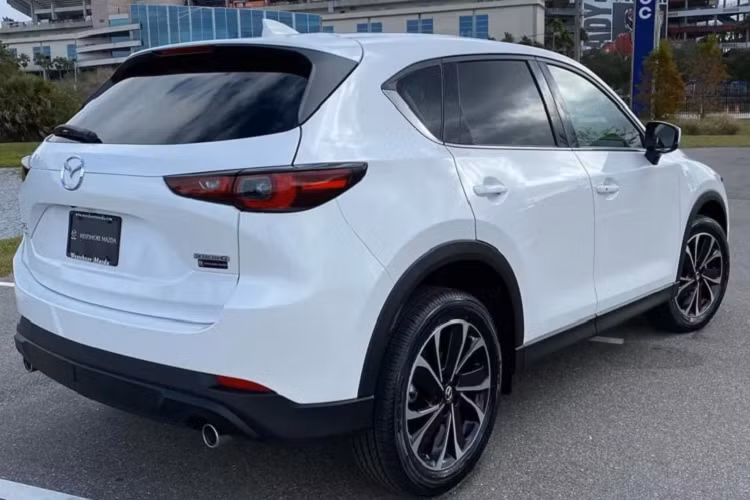 Trong khi bản 2.5 hút khí tự nhiên cho công suất 187 mã lực và 252Nm. Tại thị trường Mỹ, CX-5 2022 sử dụng hệ thống dẫn động 4 bánh toàn thời gian i-Activ AWD Tiêu chuẩn và hộp số tự động 6 cấp (đã được tinh chỉnh lại thuật toán).