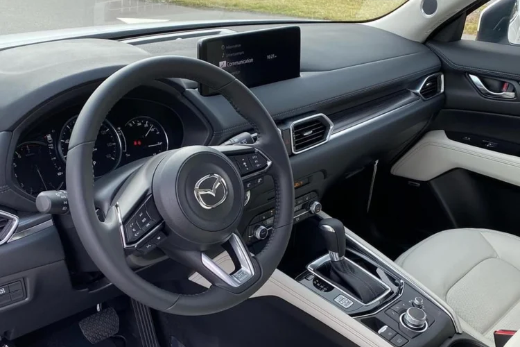 Nội thất của Mazda CX-5 2022 được tinh chỉnh nhẹ nhàng, phiên bản cao cấp ghế ngồi được bọc da Nappa, trang trí thêm các họa tiết vân gỗ trên táp-pi cửa và bảng điều khiển trung tâm. Xe đi kèm với các trang bị tiện nghi như sạc điện thoại không, chọn chế độ vận hành (Drive Select (Mi-Drive).