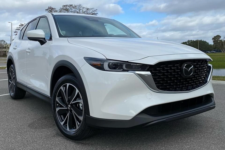 Từ phía sau của mẫu xe SUV Mazda CX-5 2022, cụm đèn hậu LED thay đổi, đi cùng với cản sau thiết kế mới. Ngoài ra, Mazda còn bổ sung nhiều tùy chọn màu sơn ngoại thất mới cho CX-5 2022, bao gồm màu vàng cát (Zircon Sand), trong khi “dàn chân” có nhiều thiết kế mâm mới.