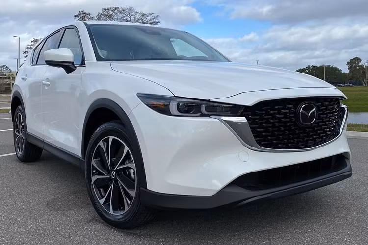 Từ phía sau của mẫu xe SUV Mazda CX-5 2022, cụm đèn hậu LED thay đổi, đi cùng với cản sau thiết kế mới. Ngoài ra, Mazda còn bổ sung nhiều tùy chọn màu sơn ngoại thất mới cho CX-5 2022, bao gồm màu vàng cát (Zircon Sand), trong khi “dàn chân” có nhiều thiết kế mâm mới.