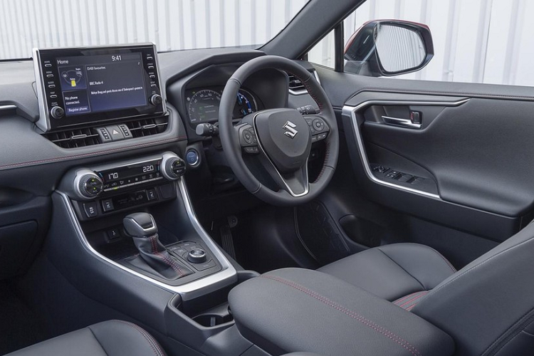 Không chỉ sạc nhanh hơn, Suzuki Across 2022 còn được bổ sung một số trang bị mới như đèn pha, đèn sương mù, đèn nội thất và đèn khoang hành lý đều dùng bóng LED, giúp tiết kiệm điện năng. Trong khi đó, các nút bấm trên trần xe và nút chỉnh gương đều có đèn nền để dễ sử dụng hơn khi trời tối. Cuối cùng là cổng USB được nâng cấp từ loại Type A sang Type C để sạc điện thoại nhanh hơn.