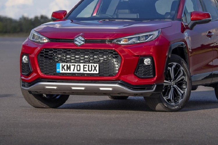 Nhiệm vụ truyền động cho xe Suzuki Across 2022 mới ở chế độ chạy điện EV là mô-tơ nằm trên cầu trước. Mô-tơ này tạo ra công suất tối đa 180 mã lực và mô-men xoắn cực đại 270 Nm.