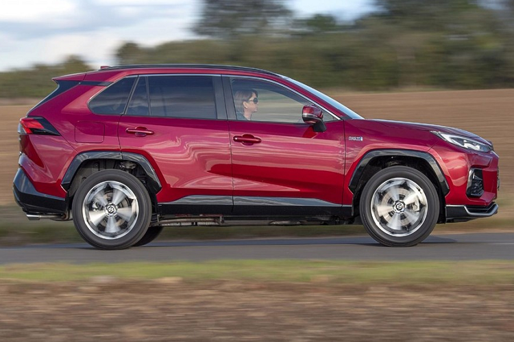Trong khi đó, cụm pin lithium-ion 18,1 kWh nằm bên dưới sàn, giúp xe chạy được 75 km mà không cần dùng động cơ xăng. Do đó, mẫu SUV cỡ C này có lượng xăng tiêu thụ cực thấp, chỉ 1 lít/100 km.