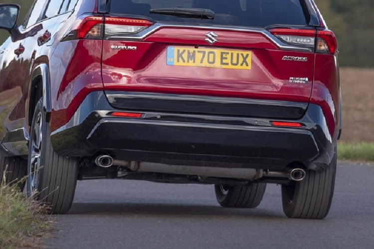 Trừ những thay đổi trên, Suzuki Across 2022 vẫn giữ nguyên thiết kế ngoại thất và nội thất. So với Toyota RAV4 Prime, Suzuki Across được trang bị đầu xe khác biệt đáng kể như lưới tản nhiệt rộng với mắt lưới hình tổ ong và khe gió tích hợp đèn sương mù. Trong khi đó, thiết kế bên sườn và đuôi xe của Suzuki Across 2022 lại gần như giống hệt Toyota RAV4, bao gồm cả bộ vành hợp kim có đường kính 19 inch với 5 chấu kép phối 2 màu thể thao và cụm đèn hậu góc cạnh, nối với nhau bằng nẹp mạ crôm ở giữa.