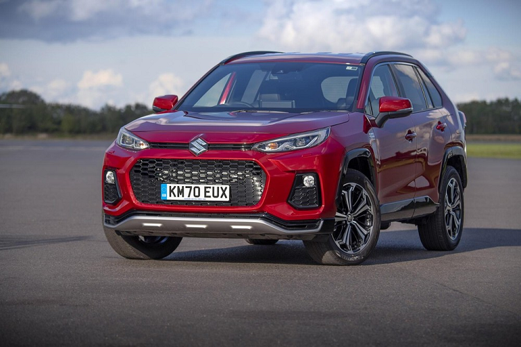 Suzuki Across là mẫu SUV cỡ C đã lần đầu tiên trình làng vào hồi tháng 7/2020 như phiên bản đổi tên và cải tiến thiết kế của Toyota RAV4. Về cơ bản, đây là kết quả của "mối tình" giữa hai hãng xe Toyota và Suzuki. Sau gần 2 năm, hãng đã tung ra phiên bản Suzuki Across 2022 nâng cấp.