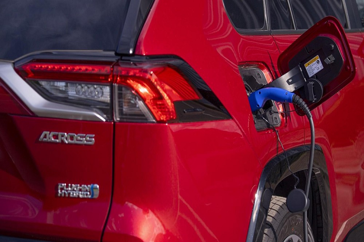 Nâng cấp quan trọng nhất của Suzuki Across 2022 chính là bộ sạc AC 6 kW mới thay vì loại 3 kW như cũ. Nhờ đó, thời gian sạc pin của xe rút ngắn từ 5,3 tiếng xuống chỉ còn 2,45 tiếng nếu dùng bộ nguồn 32A. Thời gian sạc pin ở nhà bằng bộ nguồn 16A cũng giảm 36 phút xuống còn chưa đến 5 tiếng đồng hồ.