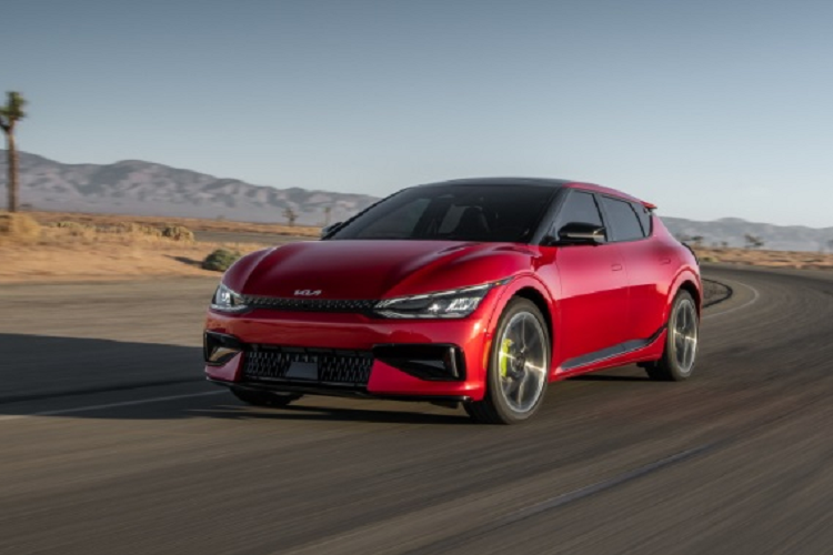 Tuy nhiên một người phát ngôn của Kia mới đây lại nói rằng, xe EV6 GT 2023 sẽ có khả năng tăng tốc như vậy chỉ khi pin còn hơn 70%. Nếu ở dưới mức pin đó, khả năng vận hành của xe sẽ giảm, giống như bất kỳ mẫu xe điện nào khác - điều này khiến nhiều người dùng khá thất vọng.