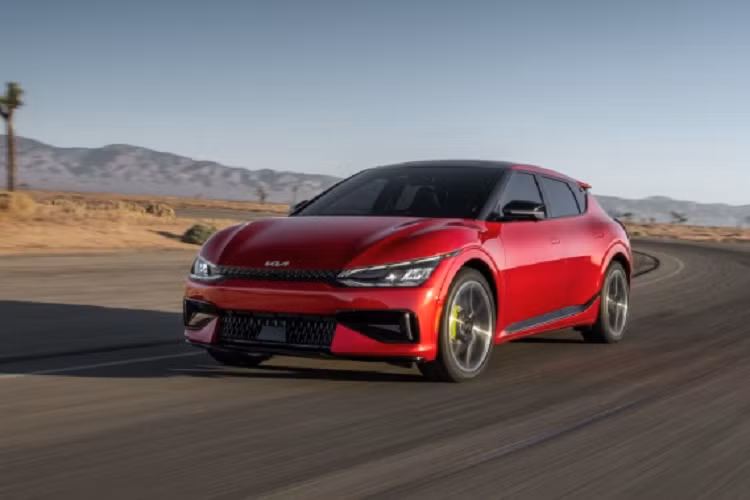 Tuy nhiên một người phát ngôn của Kia mới đây lại nói rằng, xe EV6 GT 2023 sẽ có khả năng tăng tốc như vậy chỉ khi pin còn hơn 70%. Nếu ở dưới mức pin đó, khả năng vận hành của xe sẽ giảm, giống như bất kỳ mẫu xe điện nào khác - điều này khiến nhiều người dùng khá thất vọng.