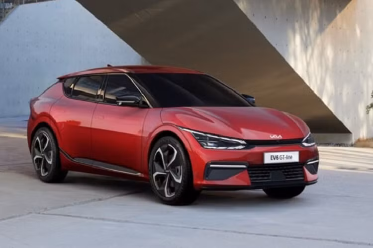 Mẫu xe điện Kia EV6 GT được trang bị pin niken-coban-mangan 77.4 kWh, cho phạm vi di chuyển tối đa là 332 km. Theo Kia, với hệ thống sạc nhanh 800V, EV6 GT có thể sạc được 70% pin trong vòng 18 phút.