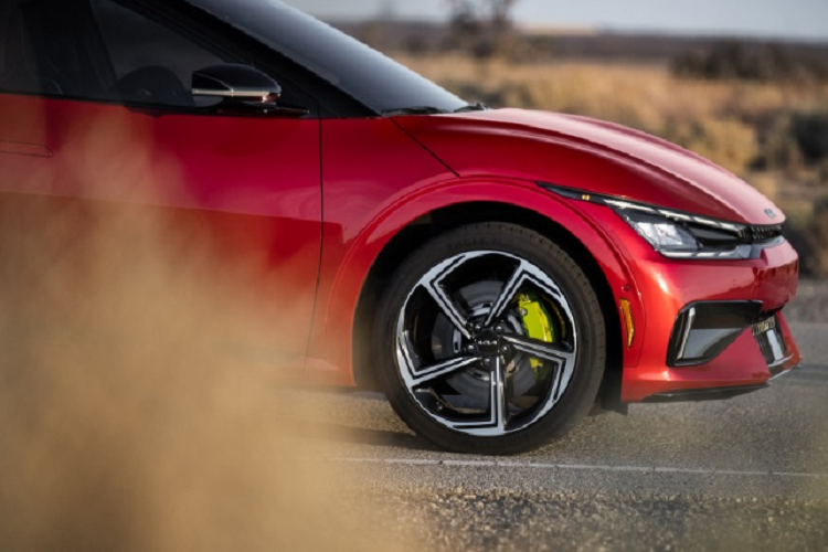 Ở xe xăng, khi bình ít xăng thì xe nhẹ hơn dẫn đến khả năng tăng tốc tốt hơn. Theo kết quả thử nghiệm đo sức mạnh động cơ của Mountainpass Performance trên một chiếc Tesla Model 3 cho thấy, công suất của chiếc xe nhà tỷ phú Elon Musk sẽ giảm khoảng 64 mã lực khi pin chỉ còn 45%.