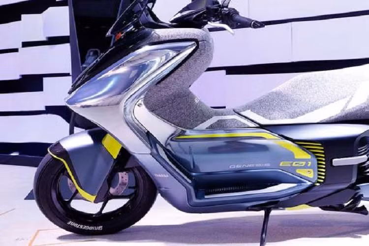 Tuy nhiên, nhờ có bản mẫu xe ý tưởng đang được trưng bày tại triển lãm IIMS 2022 mà ta có thể hình dung được phần nào phiên bản thương mại của E01 trong tương lai. Cụ thể, có thể thấy xe điện Yamaha E01 có phong cách thiết kế thừa hưởng từ dòng maxi-scooter Max-Series của Yamaha, vì vậy ngoại hình của xe khá giống các đàn anh T-Max hay X-Max.