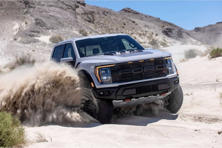 Điểm nhấn của siêu bán tải Ford F-150 Raptor R chắc chắn nằm ở hệ truyền động, chiếc bán tải mạnh mẽ được trang bị động cơ siêu nạp V8 5.2L từ Shelby GT500.