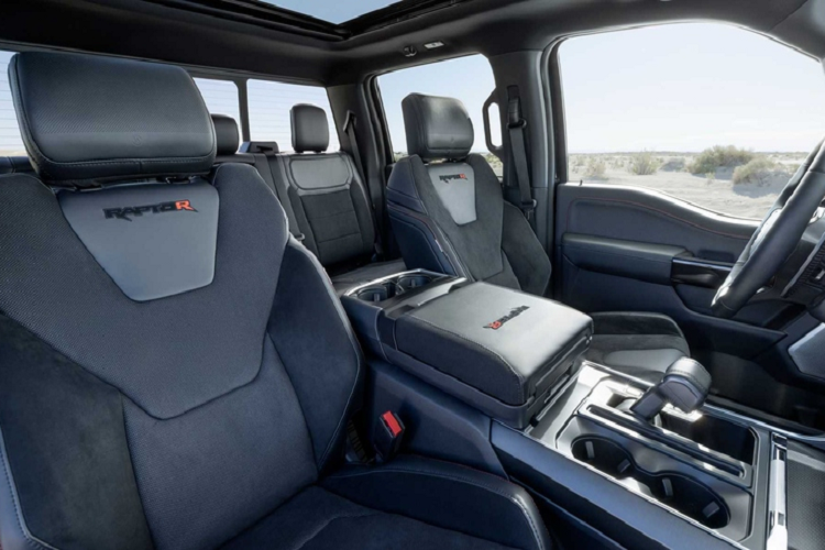 Một số tinh chỉnh khác dành cho mẫu bán tải mạnh nhất của Ford là lò xò phía trước cứng hơn, hệ thống treo siêu bền, lốp 37 inch tiêu chuẩn (là tùy chọn trên Raptor), chiếc xe cũng có các chế độ lái đa dạng như trên Raptor V6