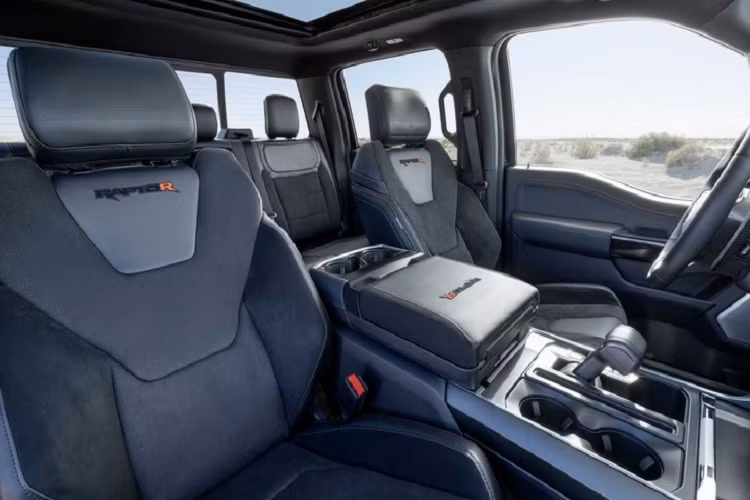 Một số tinh chỉnh khác dành cho mẫu bán tải mạnh nhất của Ford là lò xò phía trước cứng hơn, hệ thống treo siêu bền, lốp 37 inch tiêu chuẩn (là tùy chọn trên Raptor), chiếc xe cũng có các chế độ lái đa dạng như trên Raptor V6