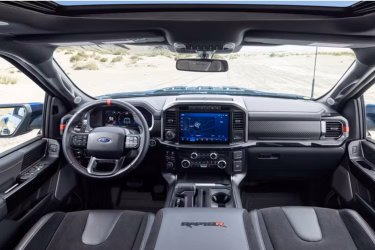 Tuy nhiên, cỗ máy V8 này đã được tinh chỉnh để cho ra công suất 700 mã lực thay vì 760 mã lực như trên GT500. Bù lại, Raptor R có nhiều mô-men xoắn hơn một chút với 867 Nm, từ đó cung cấp sức kéo tốt hơn cho chiếc bán tải.