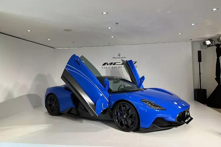 Xe có thể tăng tốc lên 100 km/h sau 2,88 giây và đạt tốc độ tối đa trên 325 km/h .Hệ thống thông tin giải trí trên MC20 tích hợp kết nối Maserati Connect, cụm giải trí MIA và màn hình cảm ứng 10 inch. Các chức năng phục vụ cho người dùng gồm có kết nối điện thoại thông minh, phát wifi, trợ lý ảo Alexa, định vị dẫn đường…