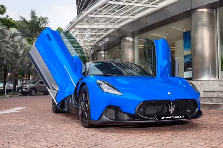 Năm 2022 có lẽ là năm đánh dấu nhiều mẫu siêu xe được nhập chính hãng tại Việt Nam như McLaren Artura, Ferrari 296GTB, Lamborghini Huracan Tecnica và gần đây nhất là Maserati MC20 đời mới. Trước đó, một số doanh nghiệp tư nhân đã mang về 2 chiếc MC20 màu vàng và trắng.