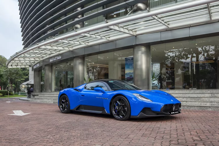 Chiếc siêu xe Maserati MC20 màu xanh trong bài chỉ là 1 trong 3 chiếc MC20 được Maserati Việt Nam nhập chính hãng về nước. Cả 3 hiện đã có chủ sở hữu.