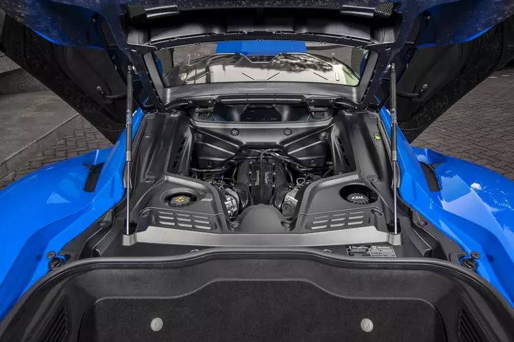 Cụm núm xoay chuyển đổi chế độ lái. Maserati cung cấp cho MC20 5 chế độ lái, bao gồm GT, Wet, Sport, Corsa và ESC Off. Bộ ghế thể thao trên MC20 cũng là tuyệt tác có được từ sự kết hợp giữa Maserati và Sabelt – thương hiệu với 50 năm kinh nghiệm “may đo” những chiếc ghế chuyên dụng cho các dòng xe đua trứ danh.