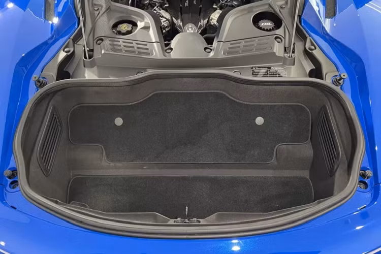 Maserati MC20 sử dụng khối động cơ V6 đặt giữa, dung tích 3.0L tăng áp kép, sản sinh công suất 620 mã lực và 730 Nm momen xoắn. Động cơ này được chính Maserati phát triển, khác với các mẫu xe hiện hành vốn sử dụng động cơ từ Ferrari. Phần ốp động cơ được làm từ sợi carbon là option có giá lên tới 250 triệu đồng.