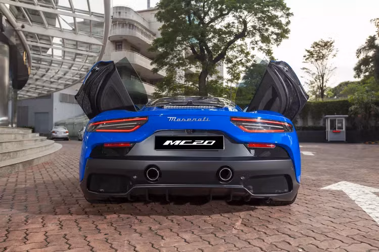 Ở phía đuôi xe có hệ thống ống xả kép đặt trên bộ khuếch tán gió cỡ lớn và đèn hậu LED. Xe trưng bày tùy chọn bộ mâm 20 inch màu tối và cùm phanh màu xanh. Đây là mẫu Maserati đầu tiên trong lịch sử của hãng được trang bị cửa mở dạng cánh bướm.