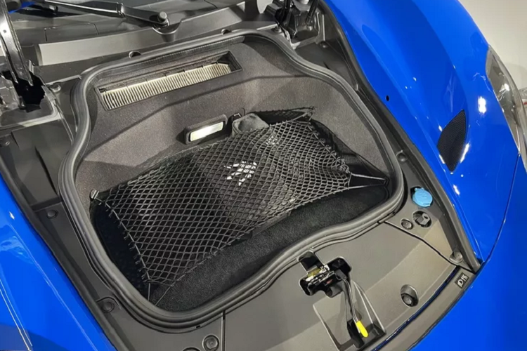 Đó là một bộ khung gầm monocoque bằng carbon siêu cứng, một hộp số ly hợp kép 8 cấp, một bộ vi sai hạn chế trượt (e-LSD), hệ dẫn động cầu sau, và một động cơ tăng áp kép đặt giữa áp dụng công nghệ F1.