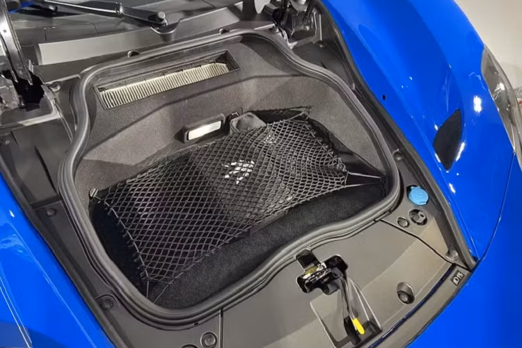 Đó là một bộ khung gầm monocoque bằng carbon siêu cứng, một hộp số ly hợp kép 8 cấp, một bộ vi sai hạn chế trượt (e-LSD), hệ dẫn động cầu sau, và một động cơ tăng áp kép đặt giữa áp dụng công nghệ F1.