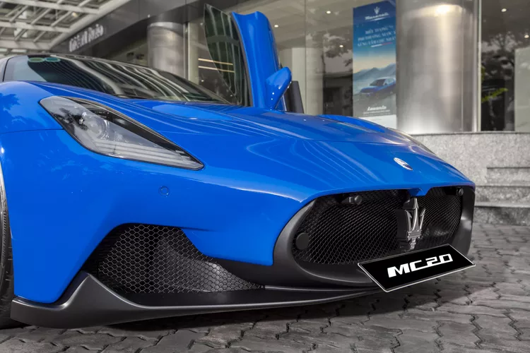 Maserati vẫn thể hiện rõ ngôn ngữ thiết kế của hãng xe Ý, có thể thấy rõ nhất ở phần đầu xe với tản nhiệt lớn và logo đinh ba ở giữa. Tản nhiệt rộng cùng 2 hốc gió hai bên giúp làm mát động cơ xe, bộ chia gió lớn kết hợp với đèn pha LED là những chi tiết gây ấn tượng khi nhìn vào đầu xe.