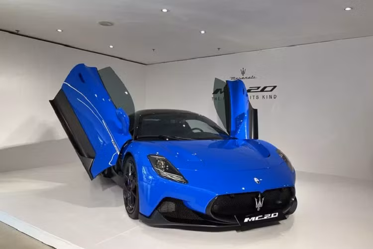 Khoang hành lý trước có dung tích 47 lít và khoang hành lý sau 101 lít. Xuất thân từ “thủ phủ siêu xe” Modena, MC20 sở hữu tất cả những gì cần có để tạo nên một tên tuổi mới trong thế giới xe thể thao.