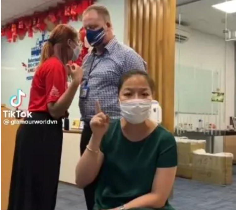 Nhan sac Thuy Bi - ba me HOT nhat vu bao luc hoc duong-Hinh-2