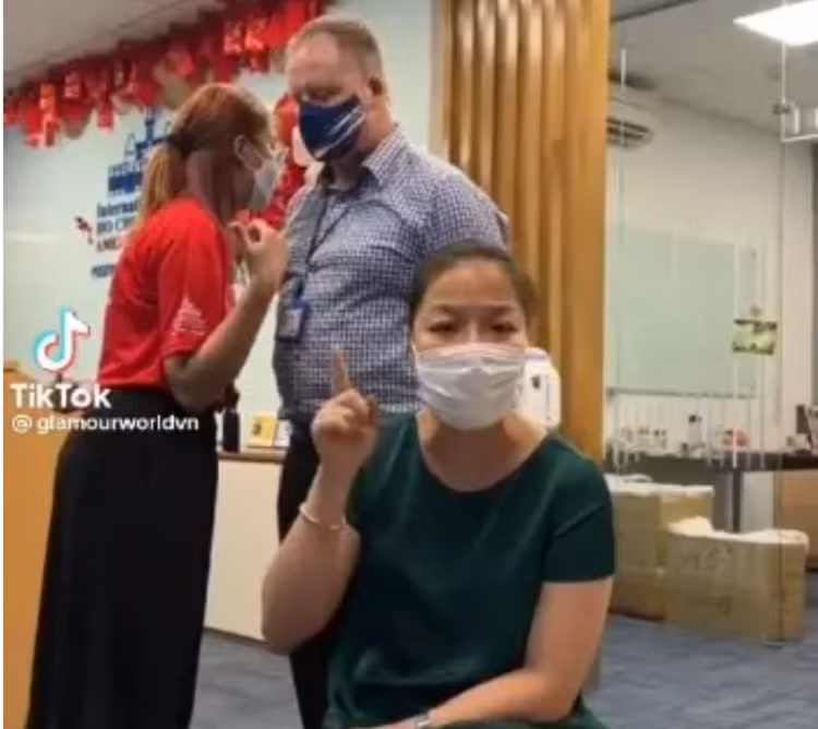 Nhan sac Thuy Bi - ba me HOT nhat vu bao luc hoc duong-Hinh-2