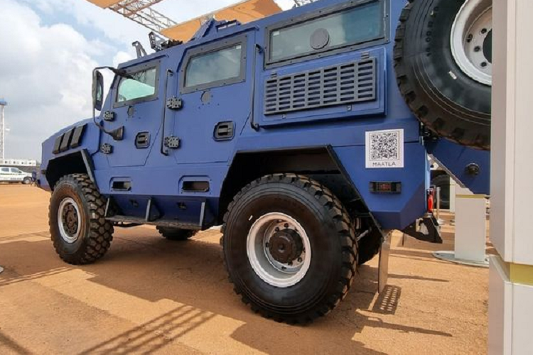 Ngoài ra nhờ lớp vỏ thép chắc chắn, Maatla có thể húc đổ tường, công sự hay vật cản một cách dễ dàng. Một đặc điểm nổi bật của Maatla là khả năng thay đổi cấu hình linh hoạt tùy thuộc vào điều kiện sử dụng.