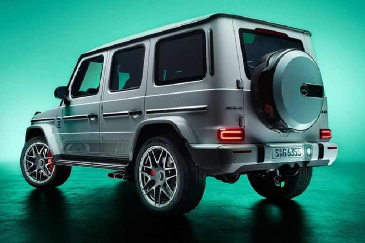 Về truyền động, Mercedes-AMG G63 Edition 55 vẫn dùng động cơ tăng áp kép V8 4.0L sản sinh công suất 577 mã lực và mô-men xoắn cực đại 850 Nm. Đi kèm là hộp số tự động 9 cấp 9G-Tronic kết hợp với hệ dẫn động 2 cầu chủ động cùng 3 khóa vi sai, nhằm tối ưu khả năng vượt địa hình.