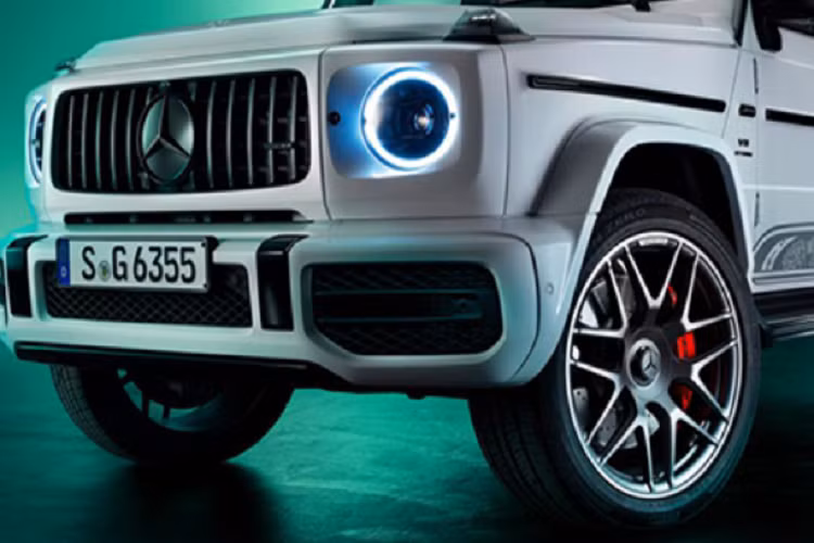 Mercedes-AMG G63 Edition 55 đặc biệt sở hữu bộ mâm đa chấu kích thước 22 inch xám Tantalum Gray cùng họa tiết cách điệu dọc 2 bên thân xe. Ngoài ra, phiên bản đặc biệt G63 Edition 55 còn được bổ sung gói trang trí AMG Night Package và Night Package II với nhiều chi tiết sơn tối thể thao.