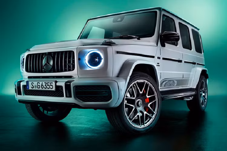 Ra mắt vào tháng 3/2022, Mercedes-AMG G63 Edition 55 mới là phiên bản đặc biệt kỷ niệm 55 năm ra đời của thương hiệu AMG. Phiên bản đặc biệt chỉ có 2 lựa chọn màu ngoại thất đen Obsidian Black và trắng G manufaktur Opaline White.