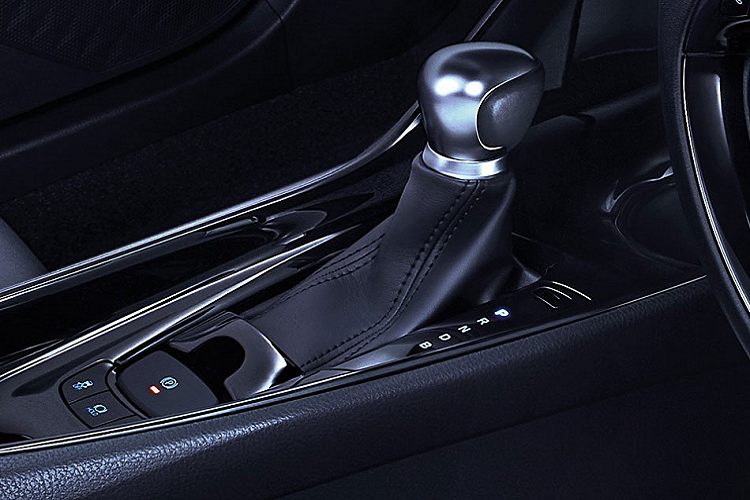 "Trái tim" của mẫu SUV hạng B này vẫn là hệ truyền động hybrid, bao gồm máy xăng 4 xi-lanh, dung tích 1.8L và mô-tơ điện, tạo ra công suất tổng cộng 122 mã lực. 