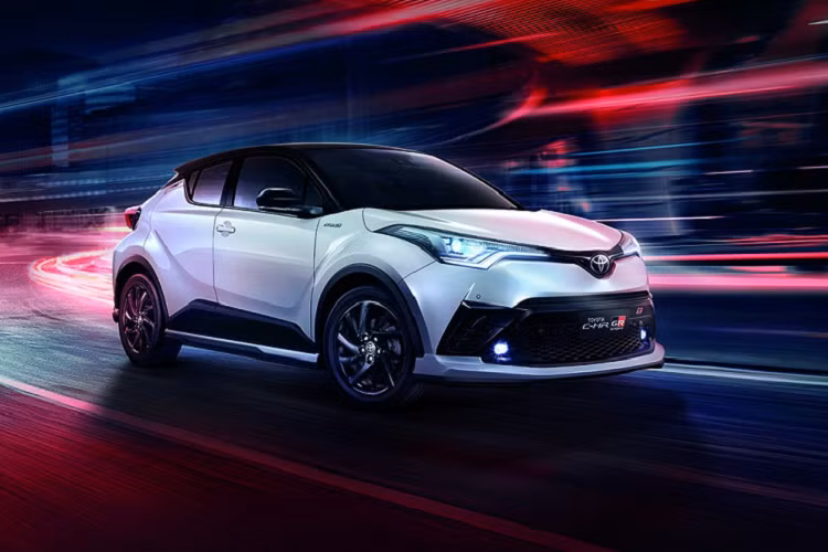So với xe ở Nhật Bản, Toyota C-HR GR Sport 2022 thể thao dành cho thị trường Thái Lan sở hữu thiết kế ngoại thất khác biệt. Theo đó, hãng Toyota đã bổ sung gói phụ kiện GR Sport mới cho mẫu SUV hạng B này. 