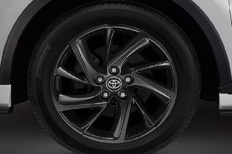 Điểm nhấn tiếp theo của Toyota C-HR GR Sport 2022 tại thị trường Thái Lan là bộ vành hợp kim có đường kính 18 inch với thiết kế 5 chấu kép và sơn màu tối hầm hố hơn. Khi mua mẫu xe này, khách hàng Thái Lan có thể chọn 1 trong 3 màu sơn ngoại thất là đen - nóc bạc, trắng - nóc đen và đỏ - nóc đen. 