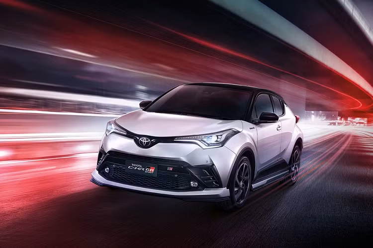 Vào hồi cuối năm 2019, hãng Toyota đã chính thức giới thiệu C-HR phiên bản GR Sport thể thao hơn tại thị trường Nhật Bản. Mãi đến nay, Toyota C-HR GR Sport 2022 mới cập bến Đông Nam Á, cụ thể là Thái Lan.