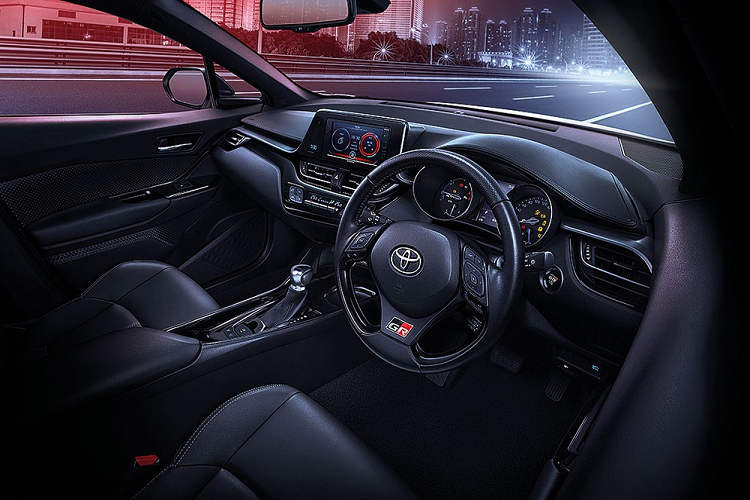 Ngoài một số thay đổi kể trên, Toyota C-HR GR Sport 2022 tại thị trường Thái Lan vẫn có những trang bị như đèn pha/đèn hậu LED toàn phần, đèn báo rẽ tuần tự dạng LED, cần gạt nước tự động, lưng ghế lái chỉnh điện, màn hình thông tin giải trí dạng cảm ứng 7 inch, hỗ trợ kết nối Apple CarPlay, điều hòa tự động 2 vùng, phanh tay điện tử, tự động giữ phanh tạm thời và màn hình màu 4,2 inch trong bảng đồng hồ. 