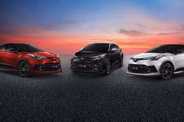 Tương tự ngoại thất, nội thất của Toyota C-HR GR Sport 2022 tại thị trường Thái Lan cũng được cải tiến nhẹ. Hãng Toyota đã dùng 2 màu sắc chủ đạo là đen và bạc tối cho nội thất của xe. Thêm vào đó là ghế thể thao mới với chỉ khâu màu xám. Logo GR xuất hiện ở nhiều nơi trong xe như ghế, vô lăng bọc da và nút bấm khởi động máy. 
