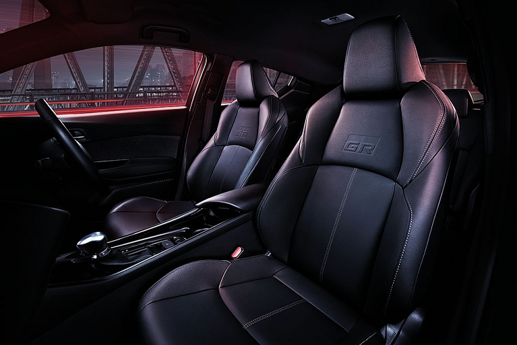 Không chỉ thay đổi về thiết kế, Toyota C-HR GR Sport 2022 tại thị trường Thái Lan còn được nâng cấp cả hệ thống treo với lò xo và giảm xóc cải tiến, thiết kế dành riêng cho xe. 