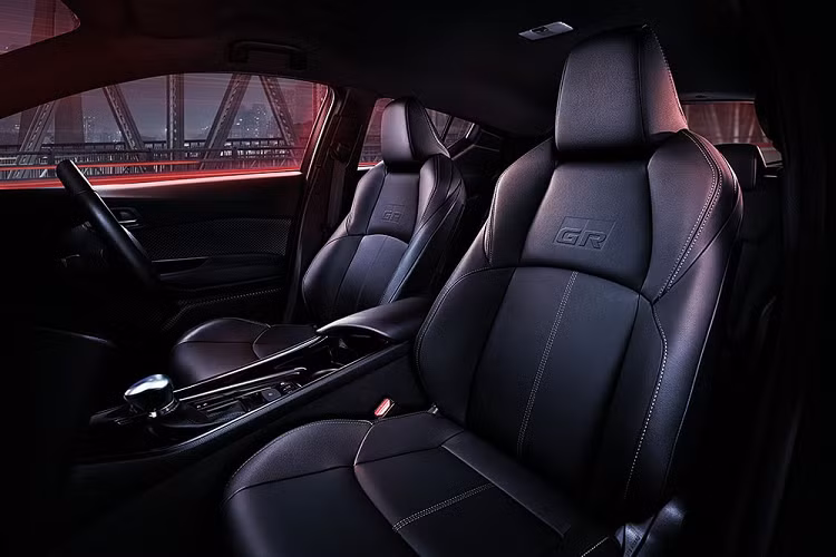 Không chỉ thay đổi về thiết kế, Toyota C-HR GR Sport 2022 tại thị trường Thái Lan còn được nâng cấp cả hệ thống treo với lò xo và giảm xóc cải tiến, thiết kế dành riêng cho xe. 